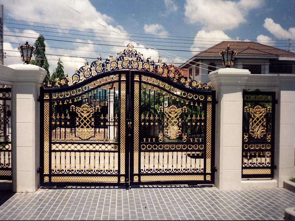 mẫu cổng nhà vườn đẹp làm từ kim loại