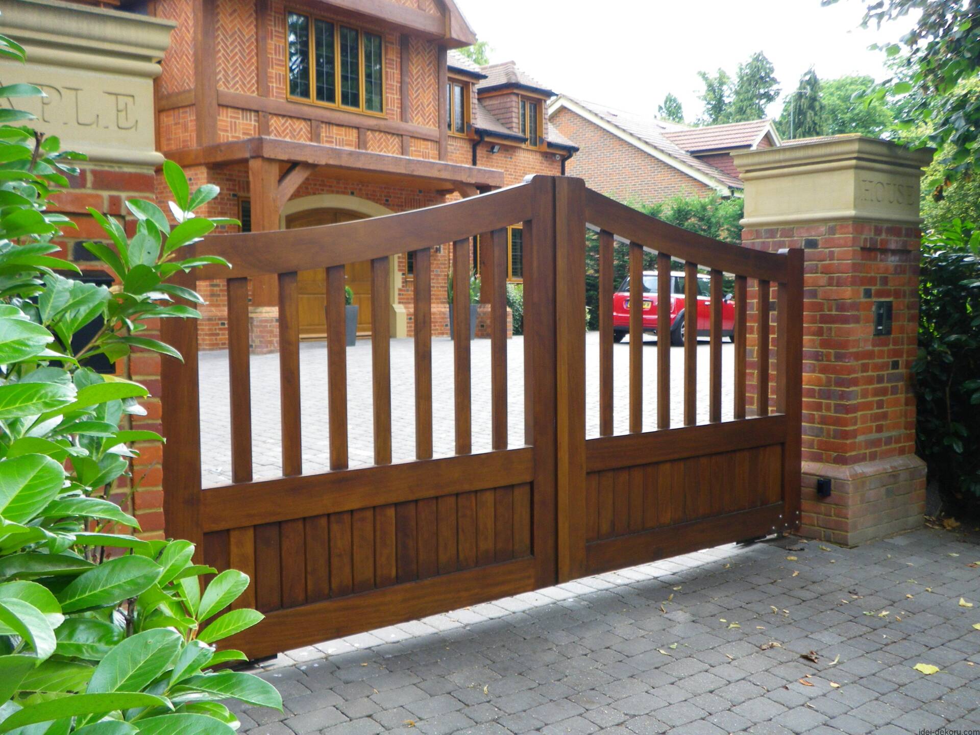 Mẫu cổng nhà vườn đẹp làm từ gỗ